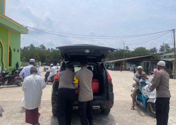 Polsek Muara Jawa Melaksanakan Jumat Berkah Bersama Jamaah Sholat Jumat di Masjid Besar At Thoyyibah 