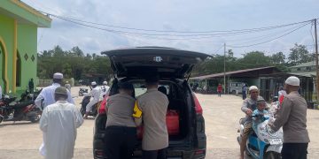 Polsek Muara Jawa Melaksanakan Jumat Berkah Bersama Jamaah Sholat Jumat di Masjid Besar At Thoyyibah 