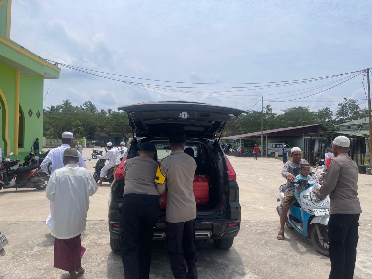 Polsek Muara Jawa Melaksanakan Jumat Berkah Bersama Jamaah Sholat Jumat di Masjid Besar At Thoyyibah 