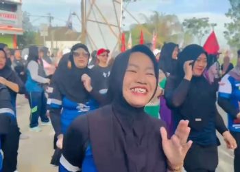 Relawan  Madri Pani dan Agus Wahyudi  Ibu-ibu Senam Melakukan Kegiatan Senam Sehat di Sekber Pemenangan MP dan AW