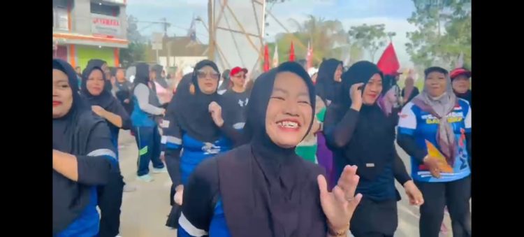 Relawan  Madri Pani dan Agus Wahyudi  Ibu-ibu Senam Melakukan Kegiatan Senam Sehat di Sekber Pemenangan MP dan AW
