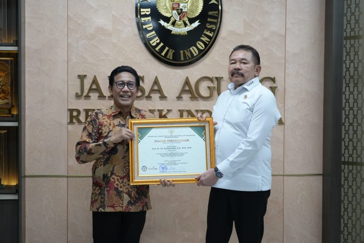 Jaksa Agung ST Burhanuddin Menerima Penghargaan dari Kemendes PDTT Atas Kesuksesan Program JAGA DESA