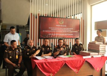 KEJAKSAAN NEGERI KABUPATEN BANDUNG MELAKSANAKAN KEGIATAN EKSEKUSI BARANG BUKTI PERKARA TINDAK PIDANA UMUM YANG DINYATAKAN DIRAMPAS OLEH NEGARA AN. TERPIDANA DONI MUHAMMAD TAUFIK Alias DONI SALMANAN