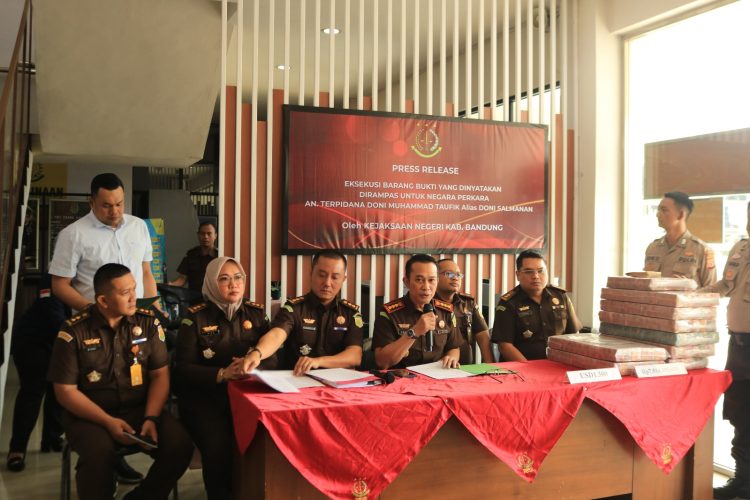 KEJAKSAAN NEGERI KABUPATEN BANDUNG MELAKSANAKAN KEGIATAN EKSEKUSI BARANG BUKTI PERKARA TINDAK PIDANA UMUM YANG DINYATAKAN DIRAMPAS OLEH NEGARA AN. TERPIDANA DONI MUHAMMAD TAUFIK Alias DONI SALMANAN