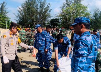 TNI-Polri Gelar Karya Bhakti Pembersihan Pantai Dalam Rangka Sambut HUT TNI ke- 79