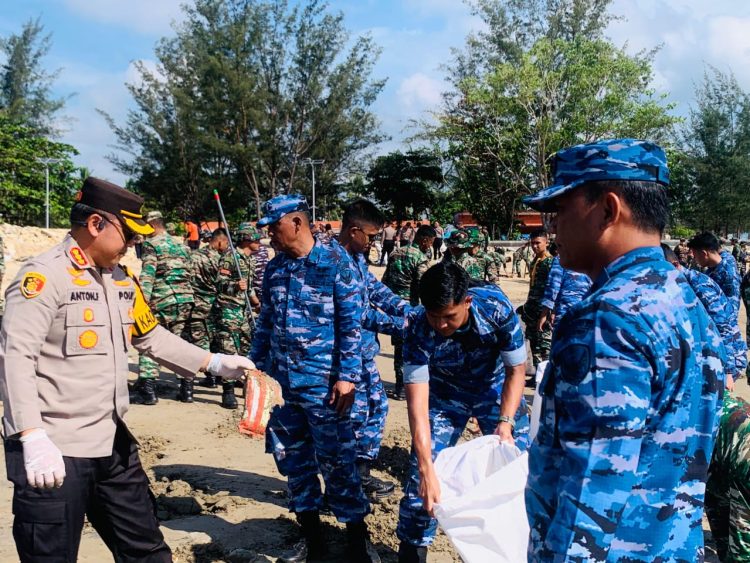 TNI-Polri Gelar Karya Bhakti Pembersihan Pantai Dalam Rangka Sambut HUT TNI ke- 79