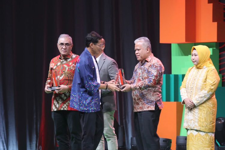 Jaksa Agung ST Burhanuddin  Terima ”Penghargaan Kreatif untuk Keterlibatan  dan Kolaborasi Komunitas” dalam IDeafest 2024