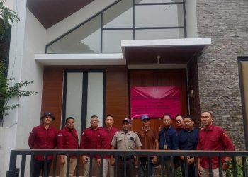 TIM PENYIDIK KEJATI KALTIM MELAKUKAN PENYITAAN RUMAH DAN TANAH