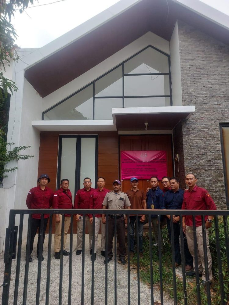 TIM PENYIDIK KEJATI KALTIM MELAKUKAN PENYITAAN RUMAH DAN TANAH