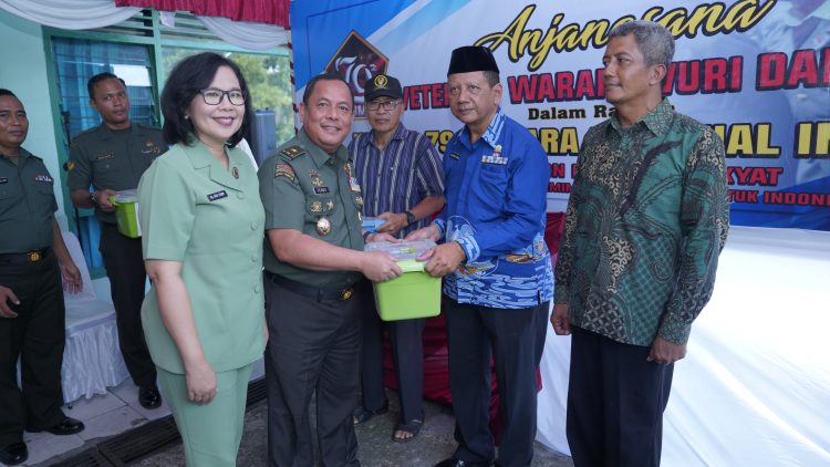 *Kodam VI/Mulawarman Berikan Tali Asih kepada Para Veteran dan Warakawuri dalam Rangka HUT ke-79 TNI*