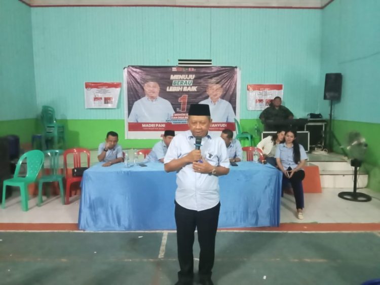 Masyarakat Desa Karangan Antusias Dengarkan Program Agus Wahyudi Calon Wakil Bupati Dibalai Pertemuan Umum (BPU).
