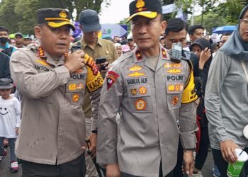 Wakapolda Kaltim Didampingi Kapolresta Balikpapan Bersama Tamu Undangan Ikuti Gerak Jalan Sedunia di Lapangan Merdeka