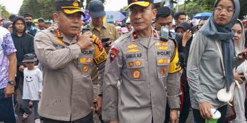Wakapolda Kaltim Didampingi Kapolresta Balikpapan Bersama Tamu Undangan Ikuti Gerak Jalan Sedunia di Lapangan Merdeka