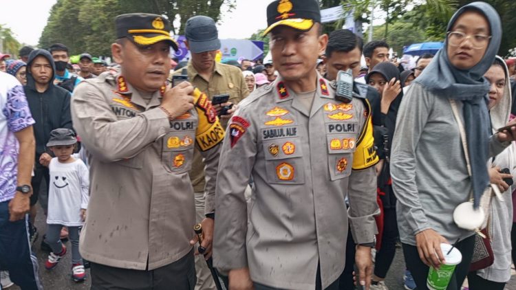Wakapolda Kaltim Didampingi Kapolresta Balikpapan Bersama Tamu Undangan Ikuti Gerak Jalan Sedunia di Lapangan Merdeka