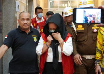 Penyerahan Tersangka dan Barang Bukti Terhadap 6 (enam) orang Tersangka Dugaan Tindak Pidana Korupsi Pengelolaan Tambang Izin Pertambangan Batubara