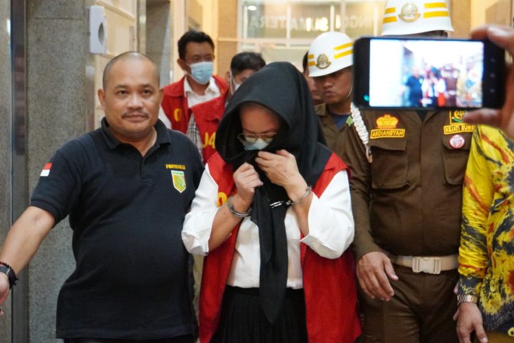 Penyerahan Tersangka dan Barang Bukti Terhadap 6 (enam) orang Tersangka Dugaan Tindak Pidana Korupsi Pengelolaan Tambang Izin Pertambangan Batubara