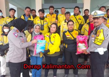 Jumat Berbagi, Sat Lantas Polresta Balikpapan Bagikan Beras 5 kg kepada Driver Maxim R2