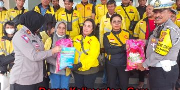 Jumat Berbagi, Sat Lantas Polresta Balikpapan Bagikan Beras 5 kg kepada Driver Maxim R2