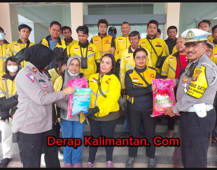 Jumat Berbagi, Sat Lantas Polresta Balikpapan Bagikan Beras 5 kg kepada Driver Maxim R2