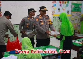 Polres Berau Berbagi Makanan Bergizi di SD Negeri 021 Tanjung Redeb