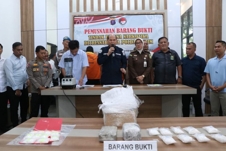 Tegaskan Komitmen Dalam Pemberantasan Peredaran Narkoba, Polda Kaltim Musnahkan Barang Bukti Narkotika Jenis Sabu dan Ganja