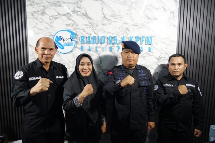 Melalui Talk Show Dengan Radio KPFM, Polda Kaltim Jelaskan Kesiapan Satbrimob Amankan Pilkada 2024