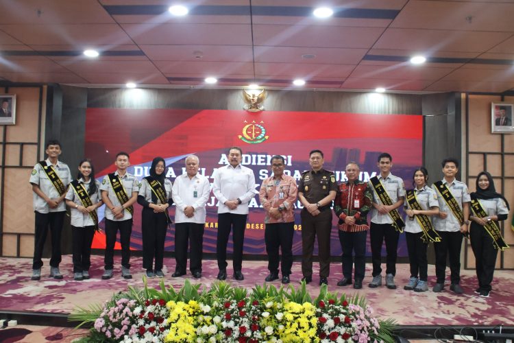 Jaksa Agung Dukung Edukasi Hukum Sejak Dini  Saat Terima Kunjungan Duta Pelajar Sadar Hukum  Kalimantan Timur 2024