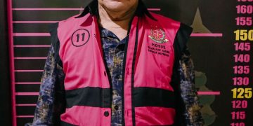 Penyerahan Tersangka dan Barang Bukti (Tahap II)  Terhadap Tersangka ED, HH dan M  dalam Perkara Suap dan/atau Gratifikasi Perkarka Ronald Tannur