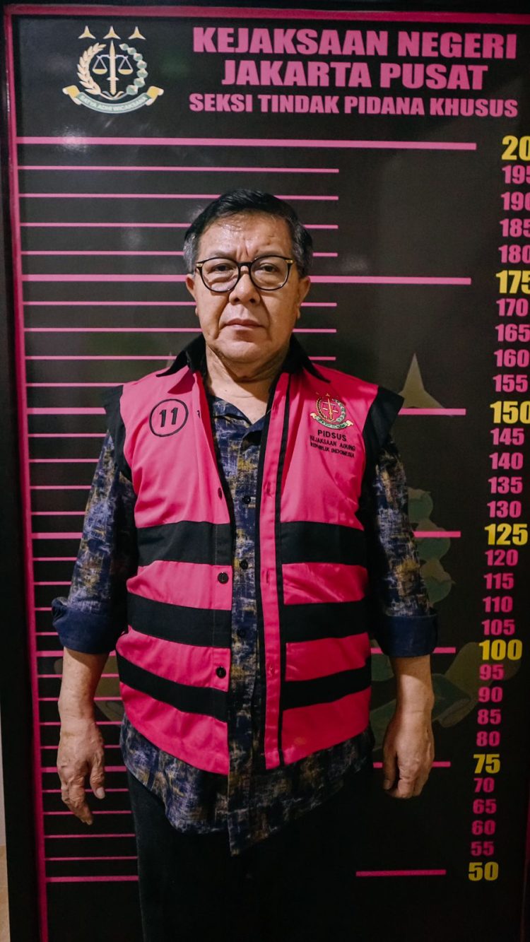 Penyerahan Tersangka dan Barang Bukti (Tahap II) Terhadap Tersangka ED, HH dan M dalam Perkara Suap dan/atau Gratifikasi Perkarka Ronald Tannur