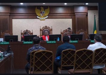 PEMBACAAN SURAT DAKWAAN PERKARA ATAS NAMA TERDAKWA ERINTUAH DAMANIK, S.H., HERU HANINDYO, S.H., MANGAPUL, S.H.