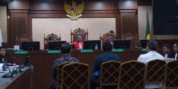 PEMBACAAN SURAT DAKWAAN PERKARA ATAS NAMA TERDAKWA ERINTUAH DAMANIK, S.H., HERU HANINDYO, S.H., MANGAPUL, S.H.