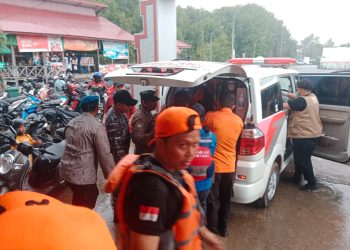 Tim Gabungan Basarnas, BPBD, dan Polairud Polres Bontang berhasil Evakuasi Korban Selamat Kapal Tenggelam   