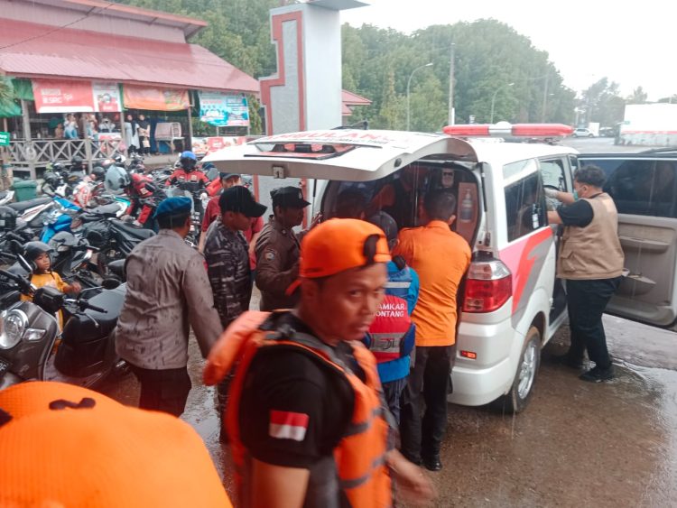 Tim Gabungan Basarnas, BPBD, dan Polairud Polres Bontang berhasil Evakuasi Korban Selamat Kapal Tenggelam   