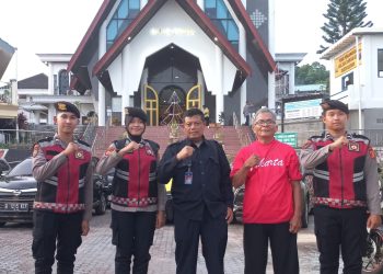 Kasatgas Humas OPS Lilin Polresta Balikpapan, Pantau Pengamanan Ibadah Natal 2024 di Wilayah Balikpapan.
