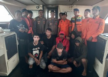 *Gerak Cepat Polres Pelabuhan Makassar Dan Tim Basarnas Mengevakuasi Enam Orang Korban Perahu Tenggelam*