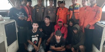 *Gerak Cepat Polres Pelabuhan Makassar Dan Tim Basarnas Mengevakuasi Enam Orang Korban Perahu Tenggelam*