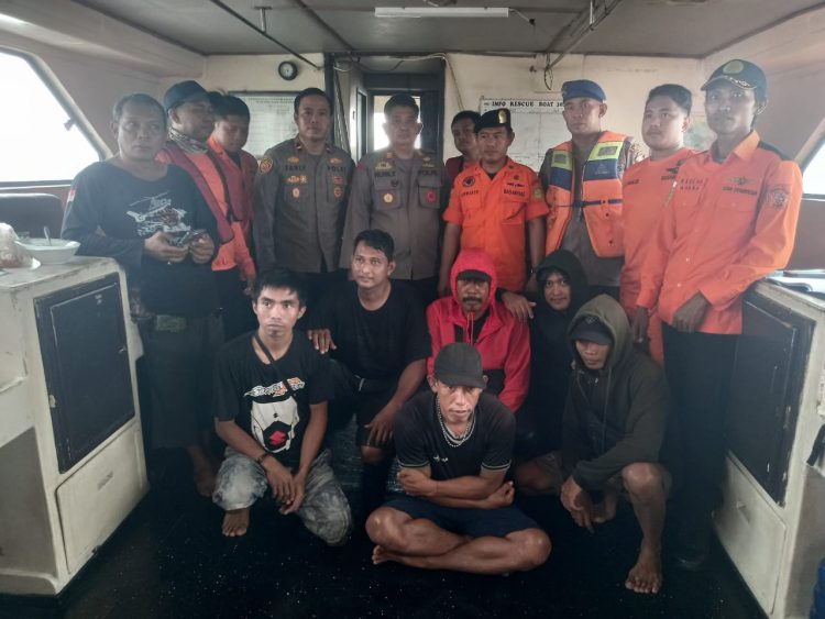 *Gerak Cepat Polres Pelabuhan Makassar Dan Tim Basarnas Mengevakuasi Enam Orang Korban Perahu Tenggelam*