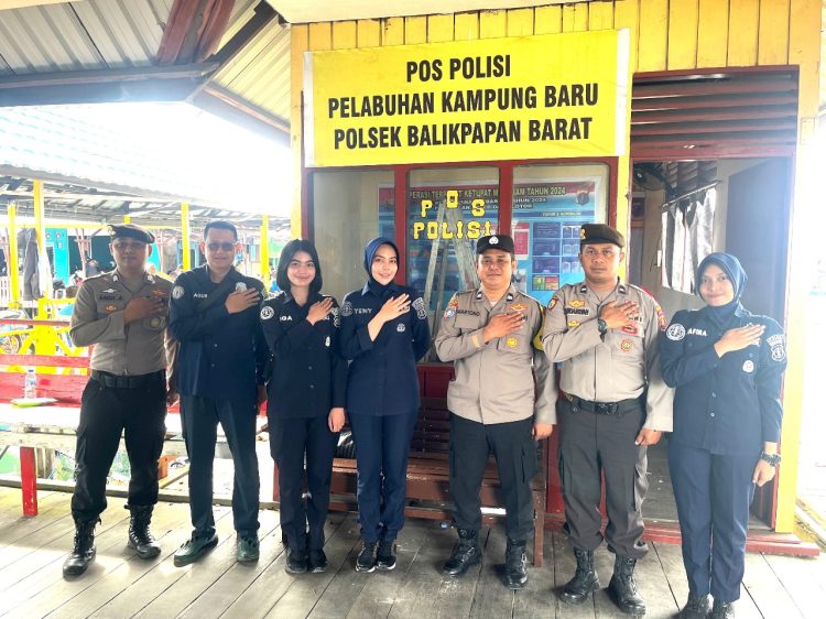 Berikan Laporan Sitkamtibmas Terkini, Personel Satgas Ops Lilin Mahakam 2024 Laknasakan Live Report di Pelabuhan Klotok Balikpapan