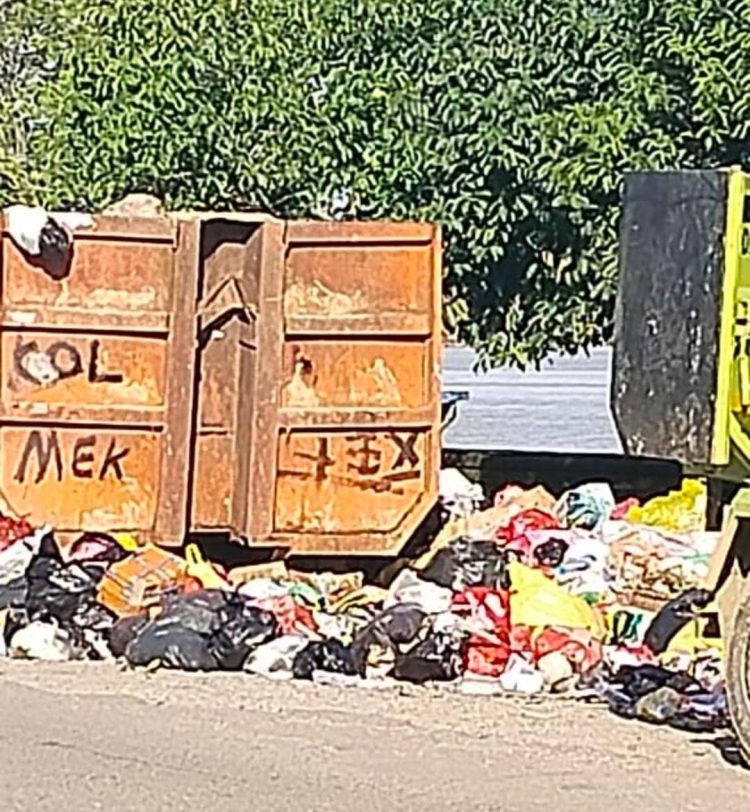 Tumpukan Sampah di Ruas Jalan Protokol Pulau Sambit Semakin Menjadi jadi Lingkungan Masyarakat Sekitar Terganggu. 