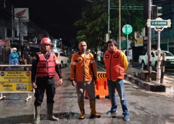 Sat Brimob Polda Kaltim Respons Cepat Bantu Warga Terdampak Banjir di Jalan MT. Haryono Balikpapan