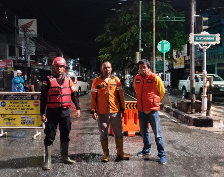 Sat Brimob Polda Kaltim Respons Cepat Bantu Warga Terdampak Banjir di Jalan MT. Haryono Balikpapan