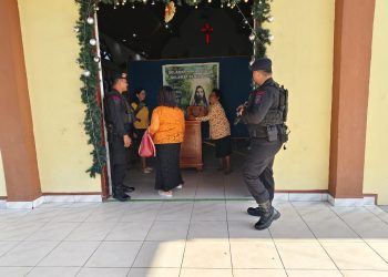 Brimob Kaltim Lakukan Patroli Rutin, Jamin Keamanan Ibadah Minggu di Kabupaten Paser