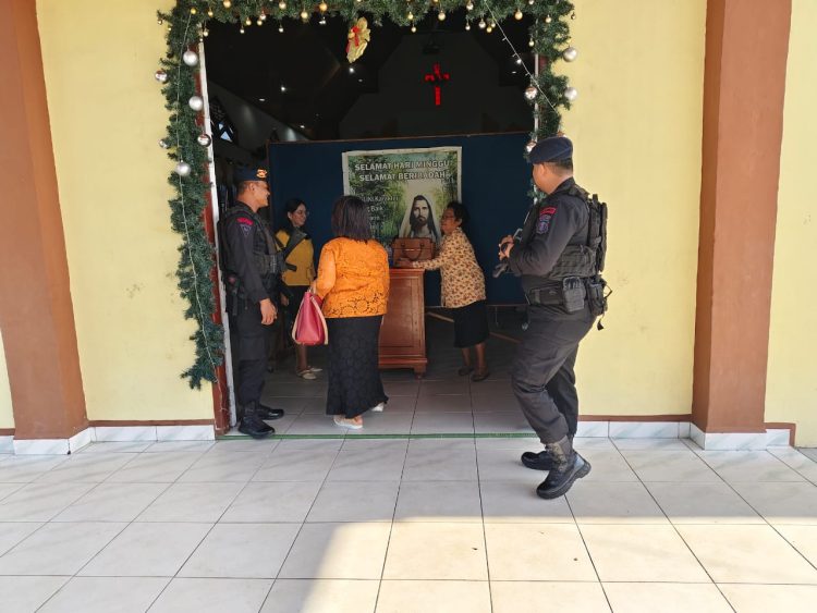 Brimob Kaltim Lakukan Patroli Rutin, Jamin Keamanan Ibadah Minggu di Kabupaten Paser