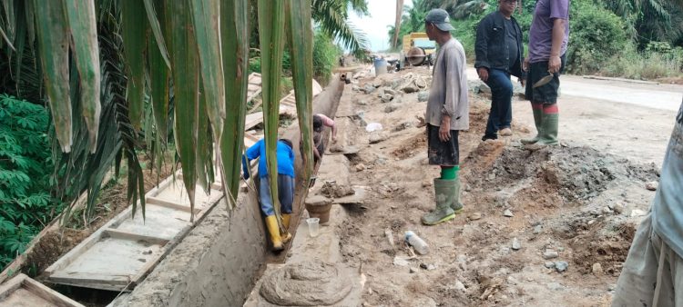 Proyek Drainase di Wahau Belum Rampung Meski Tahun Berganti