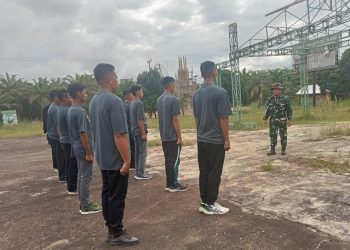 Babinsa Koramil 0909 Muara Wahau Gelar Pelatihan Bintalsik di Lapangan Depan Kantor Kecamatan Muara Wahau.