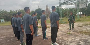 Babinsa Koramil 0909 Muara Wahau Gelar Pelatihan Bintalsik di Lapangan Depan Kantor Kecamatan Muara Wahau.