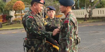 Dansat Brimob Polda Kaltim Pimpin Upacara Penyerahan Jabatan Wadansat dengan Khidmat