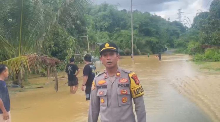 Banjir Landa Mentawir, Kapolsek Sepaku Pantau Langsung dan Pastikan Penanganan Cepat