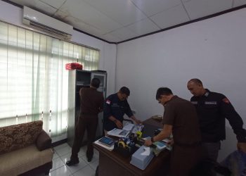 TIM PENYIDIK KEJATI KALTIM GELEDAH KANTOR PERUSDA PERTAMBANGAN BARA KALTIM SEJAHTERA