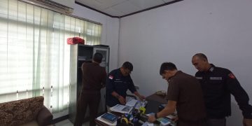 TIM PENYIDIK KEJATI KALTIM GELEDAH KANTOR PERUSDA PERTAMBANGAN BARA KALTIM SEJAHTERA